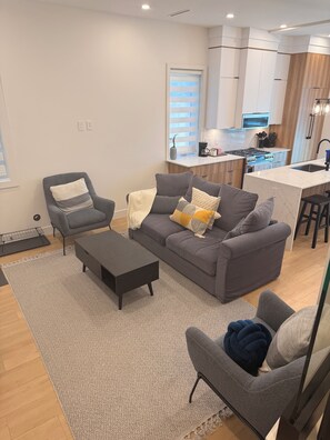 Smart TV - Luxury Designer Home | East Vancouver | 10 minutes to downtown (Vancouver)