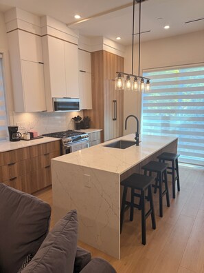 Fridge, microwave, stovetop, coffee/tea maker - Luxury Designer Home | East Vancouver | 10 minutes to downtown (Vancouver)