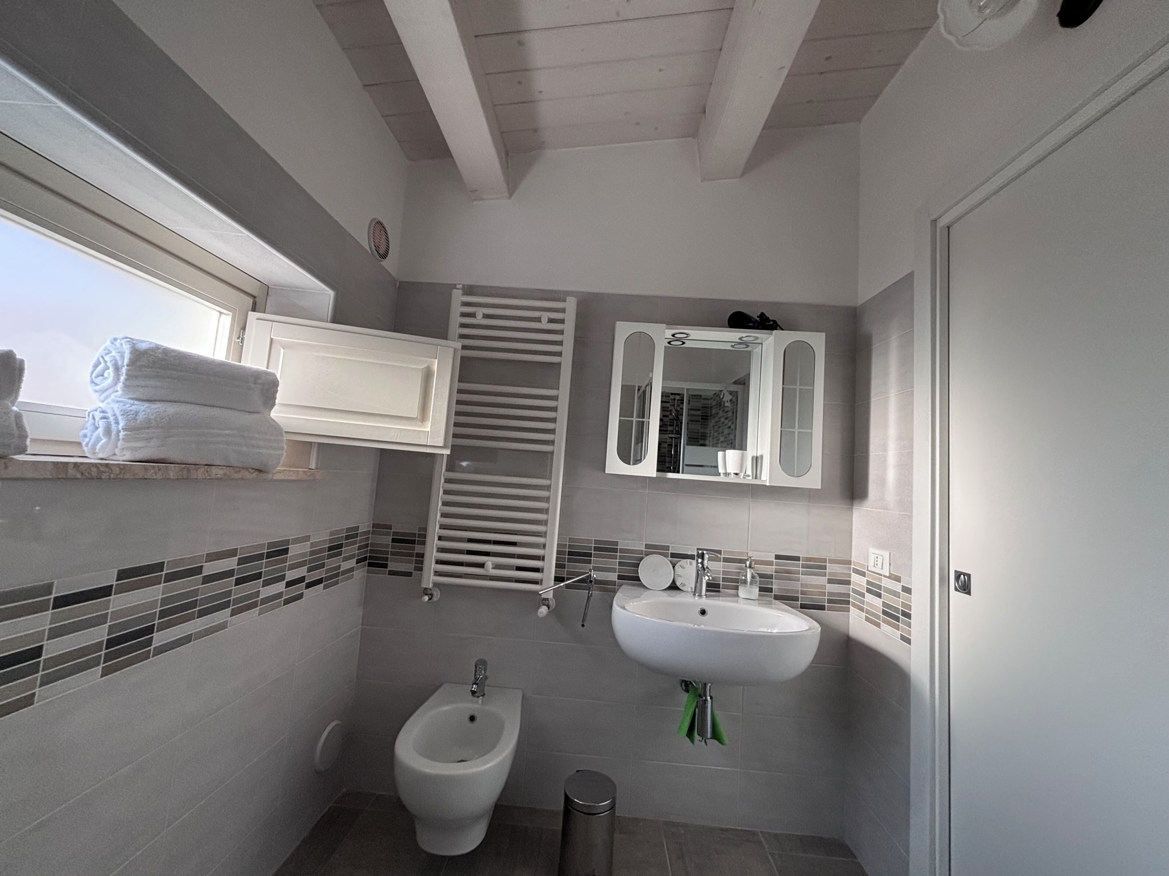 Douche, sèche-cheveux, bidet, serviettes fournies