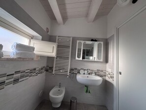Shower, hair dryer, bidet, towels - Domus D'Appari (L'Aquila)