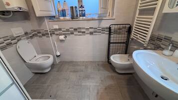 Dusche, Haartrockner, Bidet, Handtücher