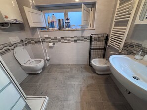 Douche, sèche-cheveux, bidet, serviettes fournies