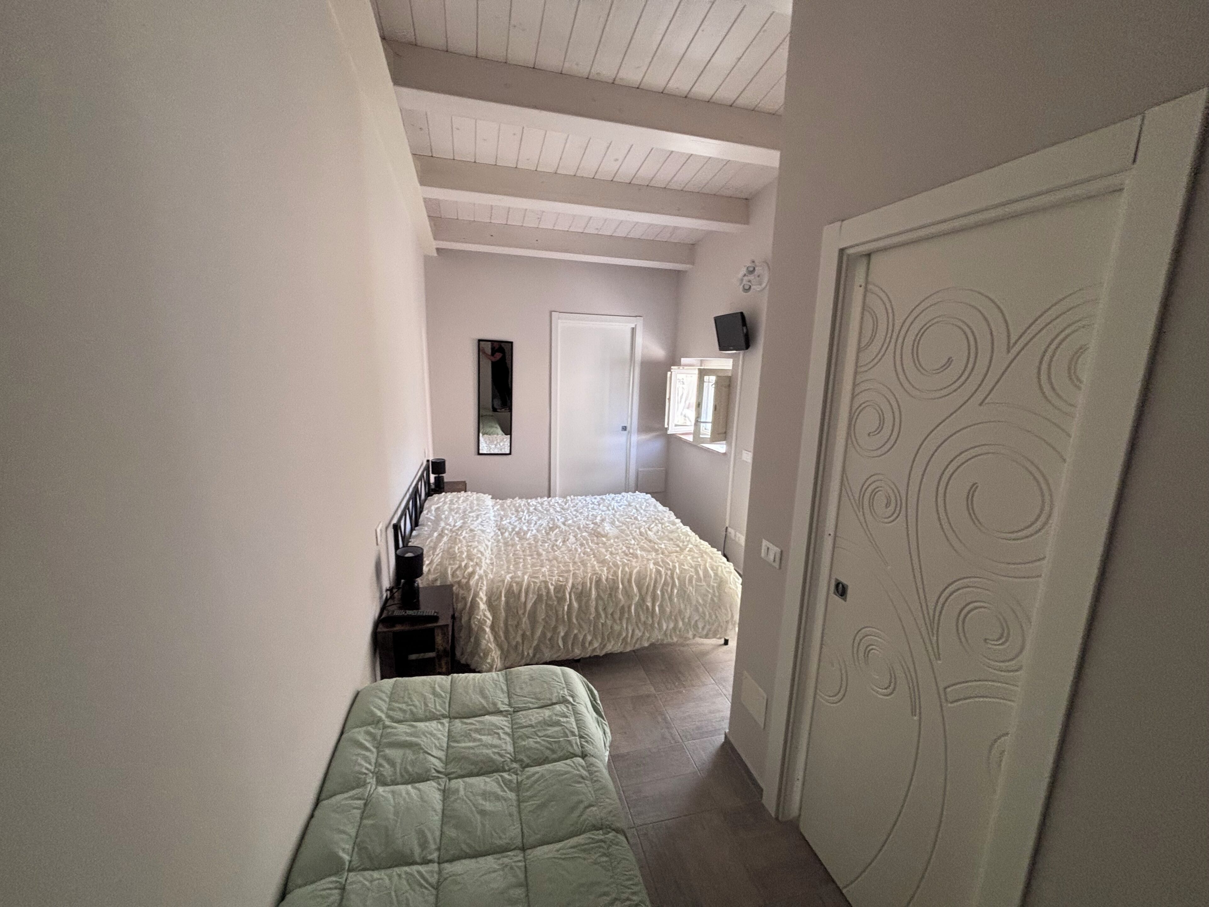 1 habitación, tabla de planchar con plancha, wifi gratis y ropa de cama 