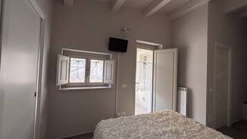 1 habitación, tabla de planchar con plancha, wifi gratis y ropa de cama