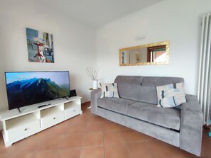 Living area - Como Lake Relax, parking space, lake view, 1 room, 1 sofa bed (Colico)