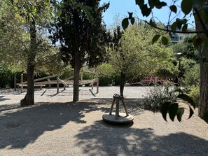 Ein Spielplatz mit Schaukeln und einer Wippe.