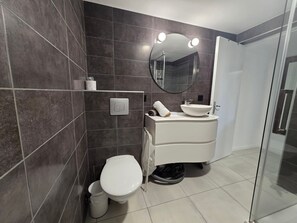 Shower, hair dryer - Logis Hippolyte Apartment (Saint-Hippolyte)