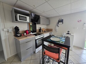 Fridge, microwave, oven, stovetop - Logis Hippolyte Apartment (Saint-Hippolyte)