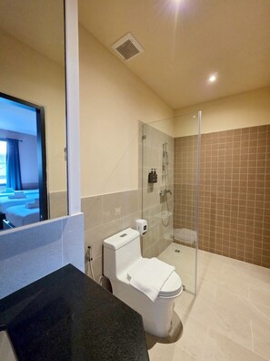 Family Room | Bathroom | Towels - Ascella Cozy Hotel (Krung Thep Maha Nakhon)