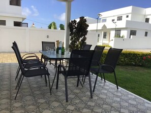 Outdoor dining - Villa Mont Choisy in a luxurious surroundings - Brighthelm Villas. (Grand Baie)