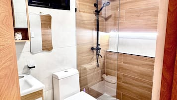 Dusche, Haartrockner, Handtücher, Seife