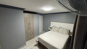 Iron/ironing board, bed sheets