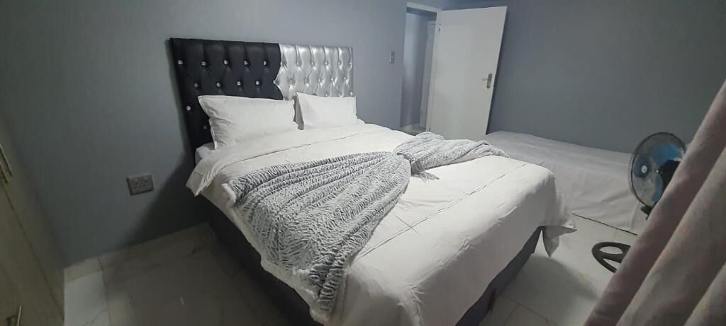 Iron/ironing board, bed sheets