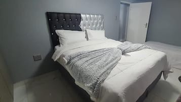 Iron/ironing board, bed sheets