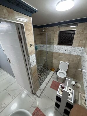 Douche, sèche-cheveux, serviettes fournies