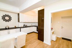Fridge, microwave, stovetop, coffee/tea maker - Park & Lake Skyline 1BD flat (Chișinău)