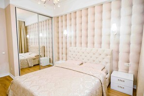 Iron/ironing board, Internet, bed sheets, wheelchair access - Park & Lake Skyline 1BD flat (Chișinău)