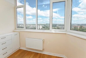 Interior - Park & Lake Skyline 1BD flat (Chișinău)
