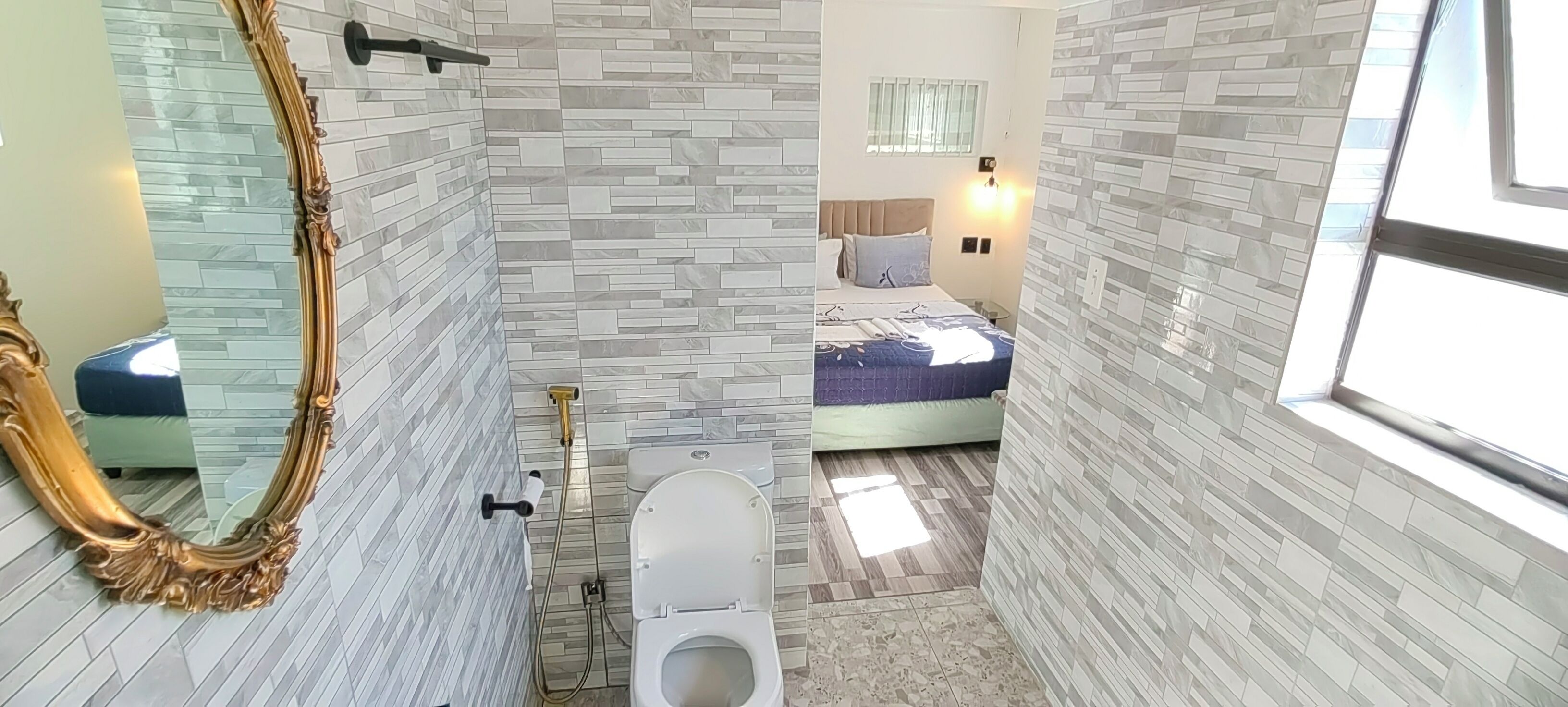 Ducha, artículos de higiene personal gratuitos, toallas y jabón
