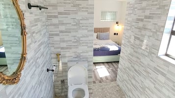 Ducha, artículos de higiene personal gratuitos, toallas y jabón