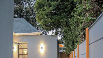 Apartamento superluxo, vista para o jardim | Opções para refeição ao ar livre