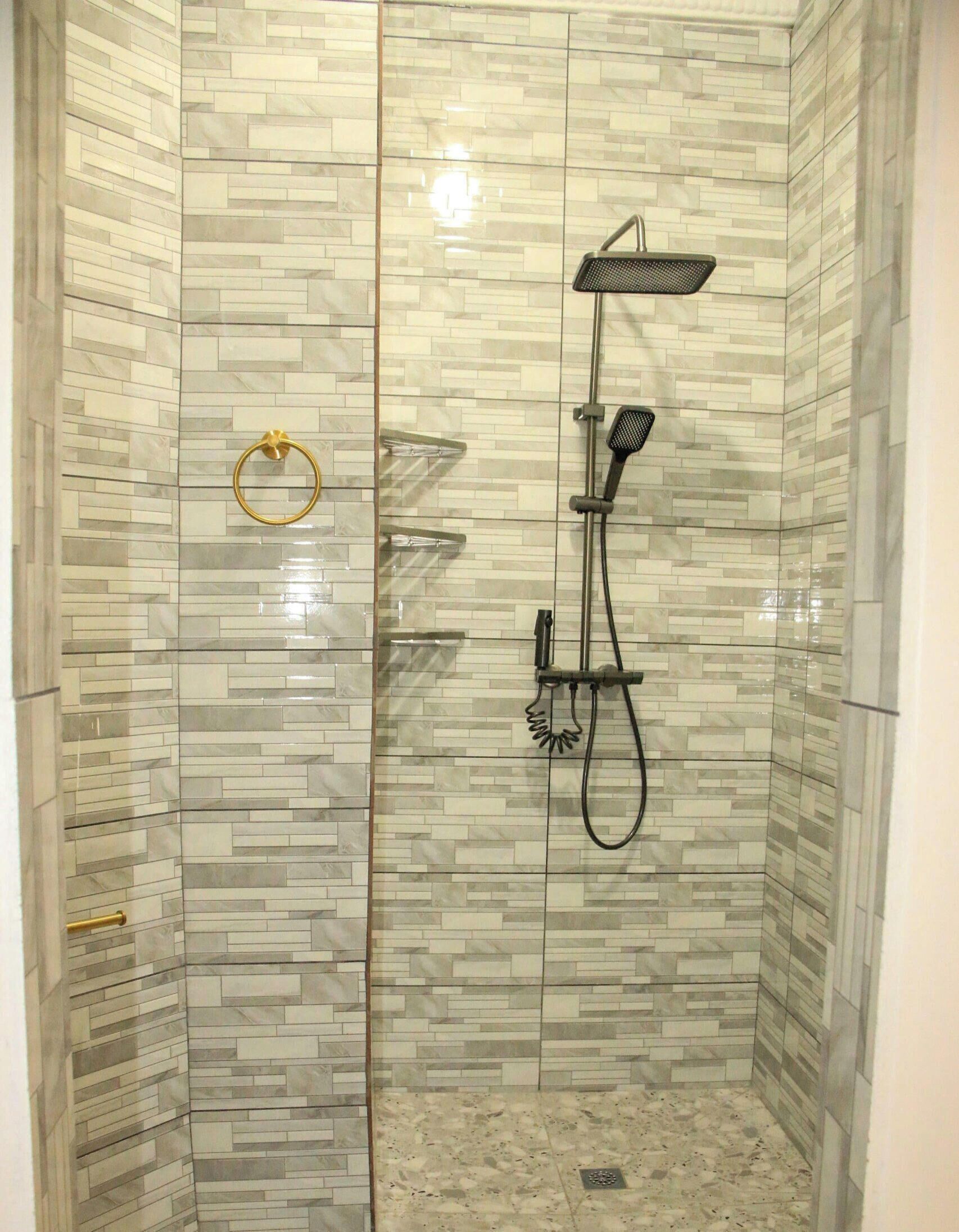 Dusche, kostenlose Toilettenartikel, Handtücher, Seife