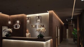 Una recepció de disseny modern, amb un dibuix de ones i un cartell que diu 'THE SPA'.
