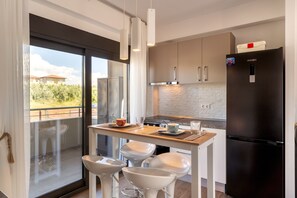 Fridge, oven, stovetop, coffee/tea maker