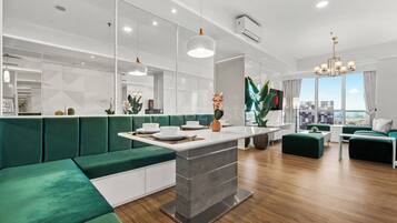 Apartment, 3 Bedrooms, City View | Dining room