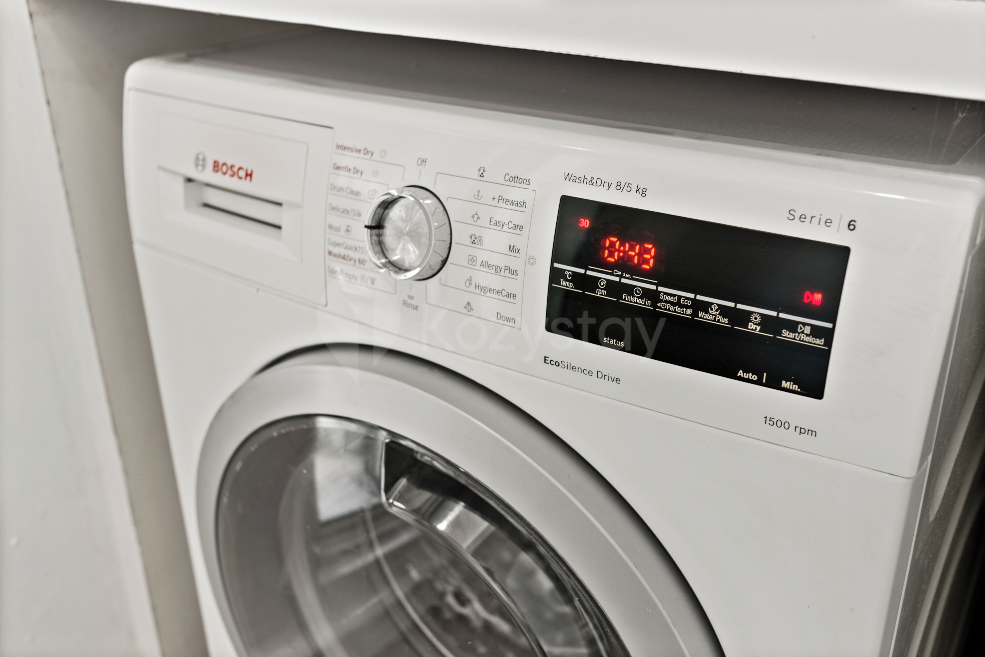 Una lavadora Bosch con pantalla digital, panel de control y tecnología EcoSilence Drive.