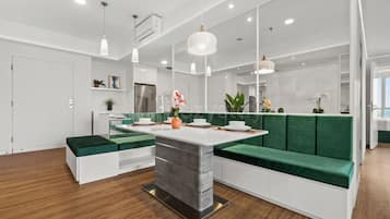 Apartment, 3 Bedrooms, City View | Dining room