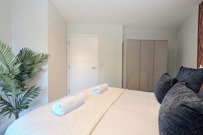 WiFi, bed sheets - Church House by Guestz (Filton)