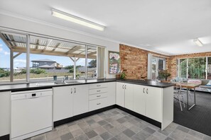 Fridge, stovetop - The Palms Sand Dune Middleton (Middleton)