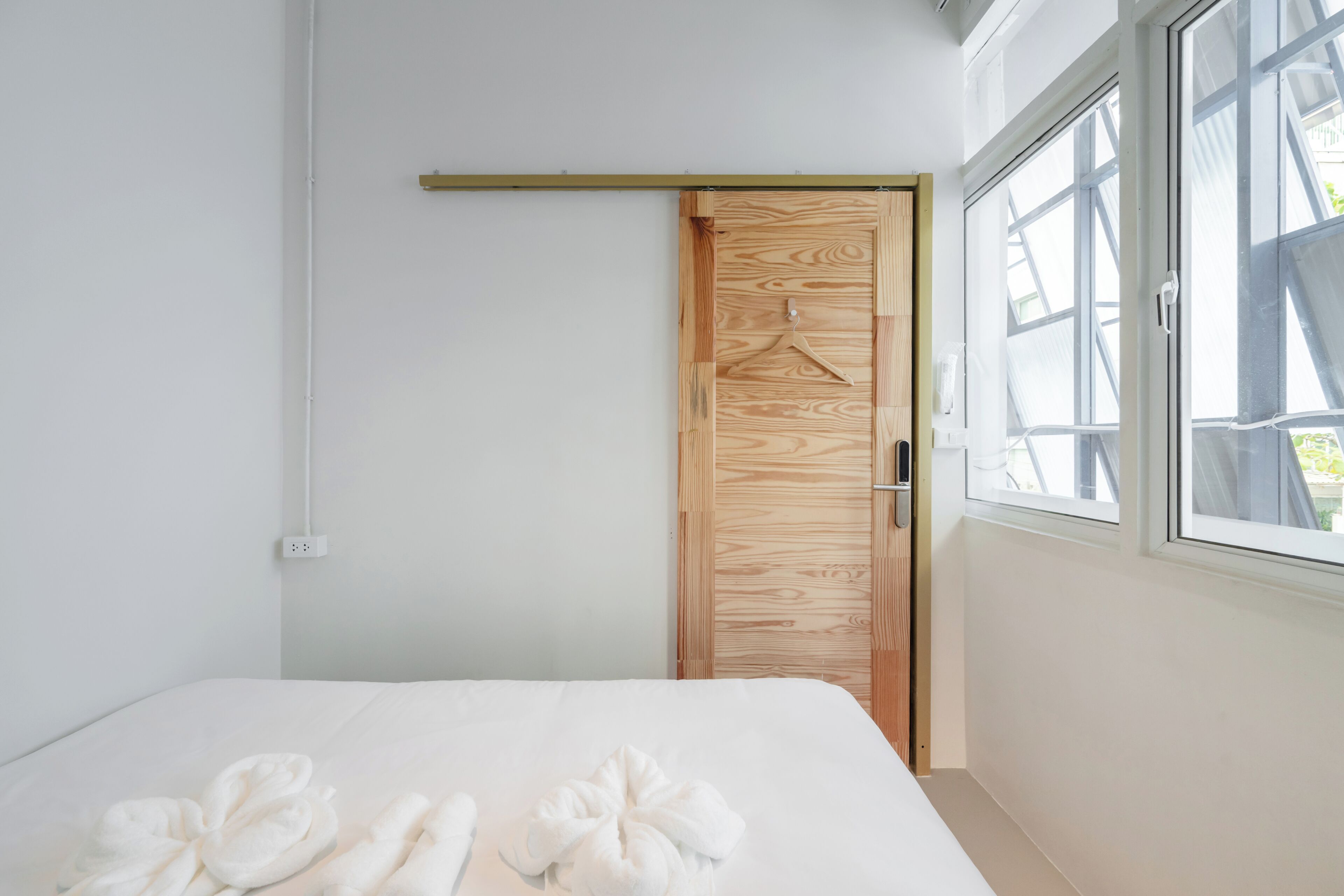 Standard King Bed with Window Shared Bathroom | Verdunkelungsvorhänge, kostenloses WLAN, Bettwäsche