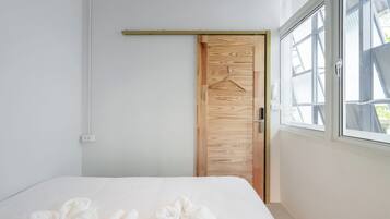 Standard King Bed with Window Shared Bathroom | Verdunkelungsvorhänge, kostenloses WLAN, Bettwäsche