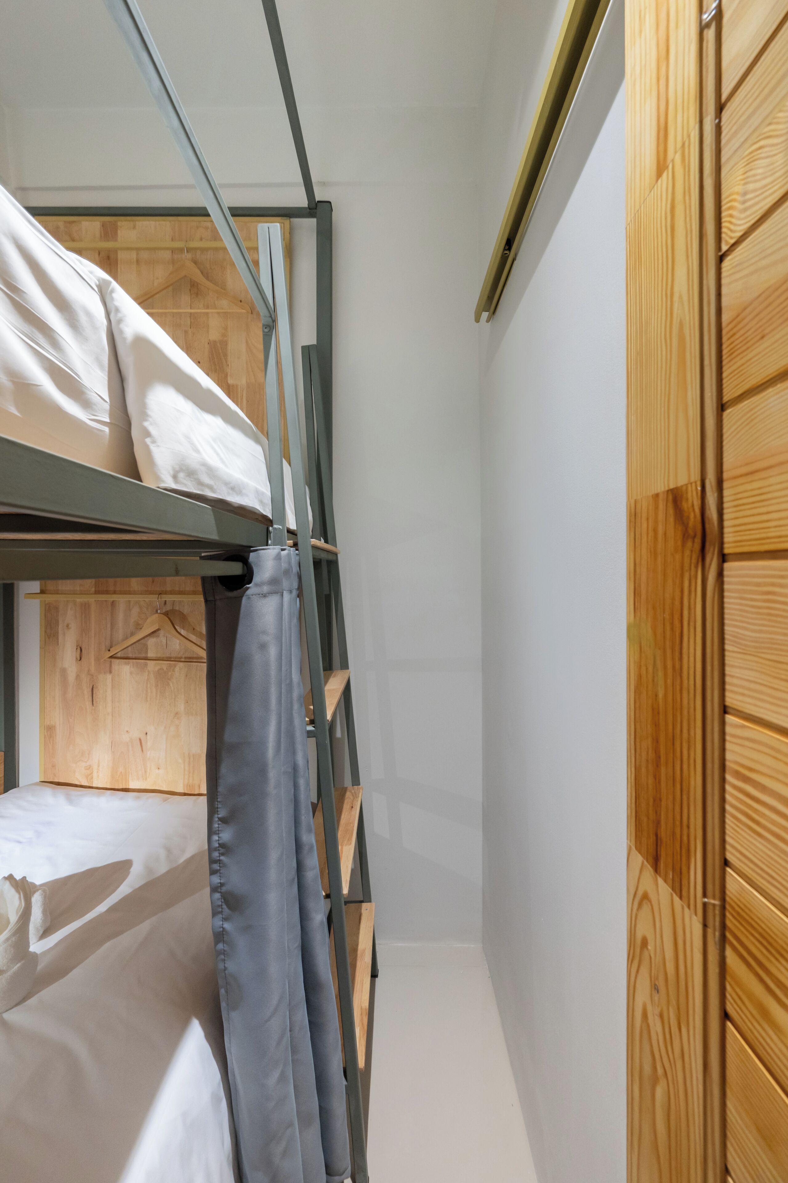  Single Bunk Bed with Shared Bathroom | 遮光カーテン、WiFi (無料)、ベッドシーツ