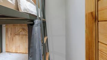 Single Bunk Bed with Shared Bathroom | Cortinas blackout, wifi gratis y ropa de cama