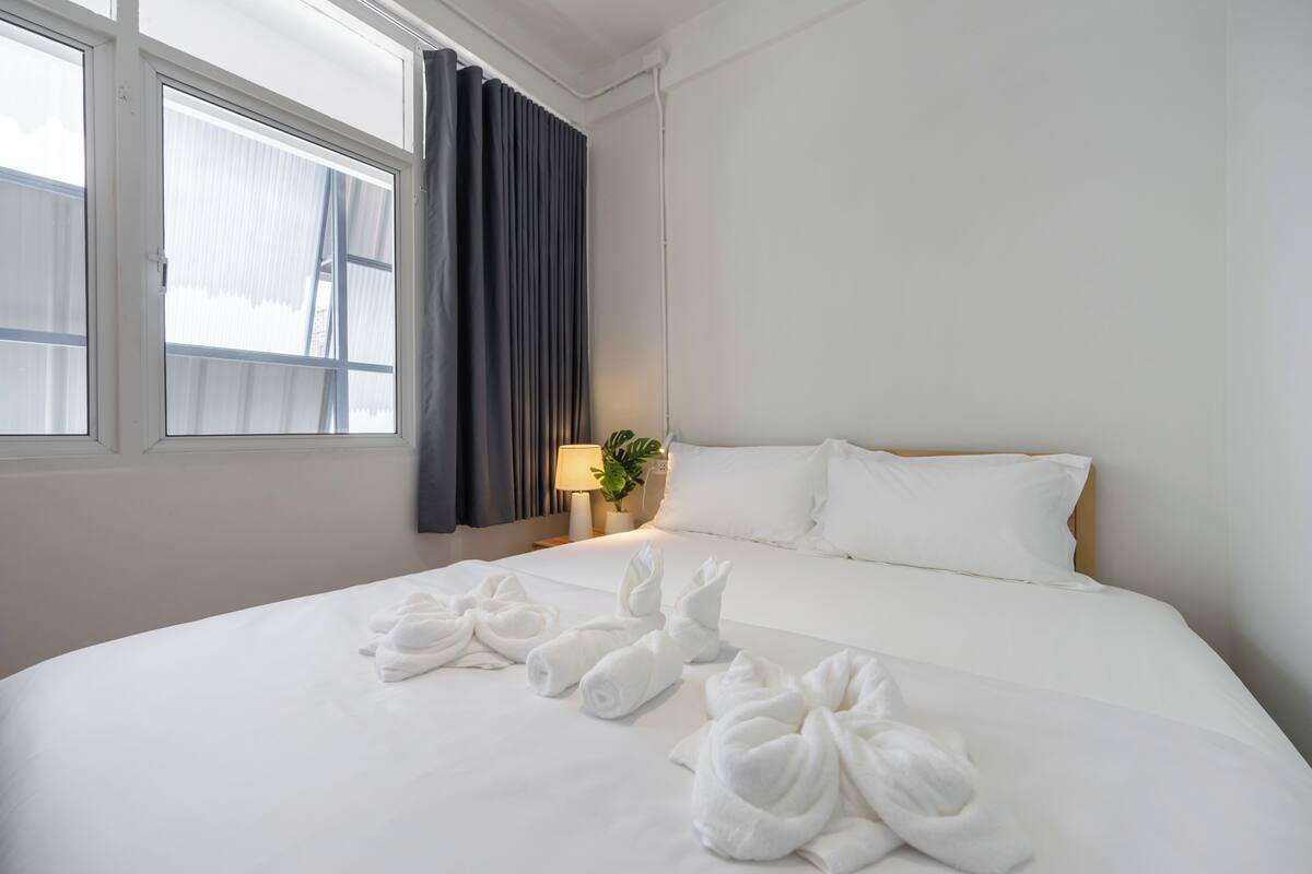 Standard King Bed with Window Shared Bathroom | View from room
