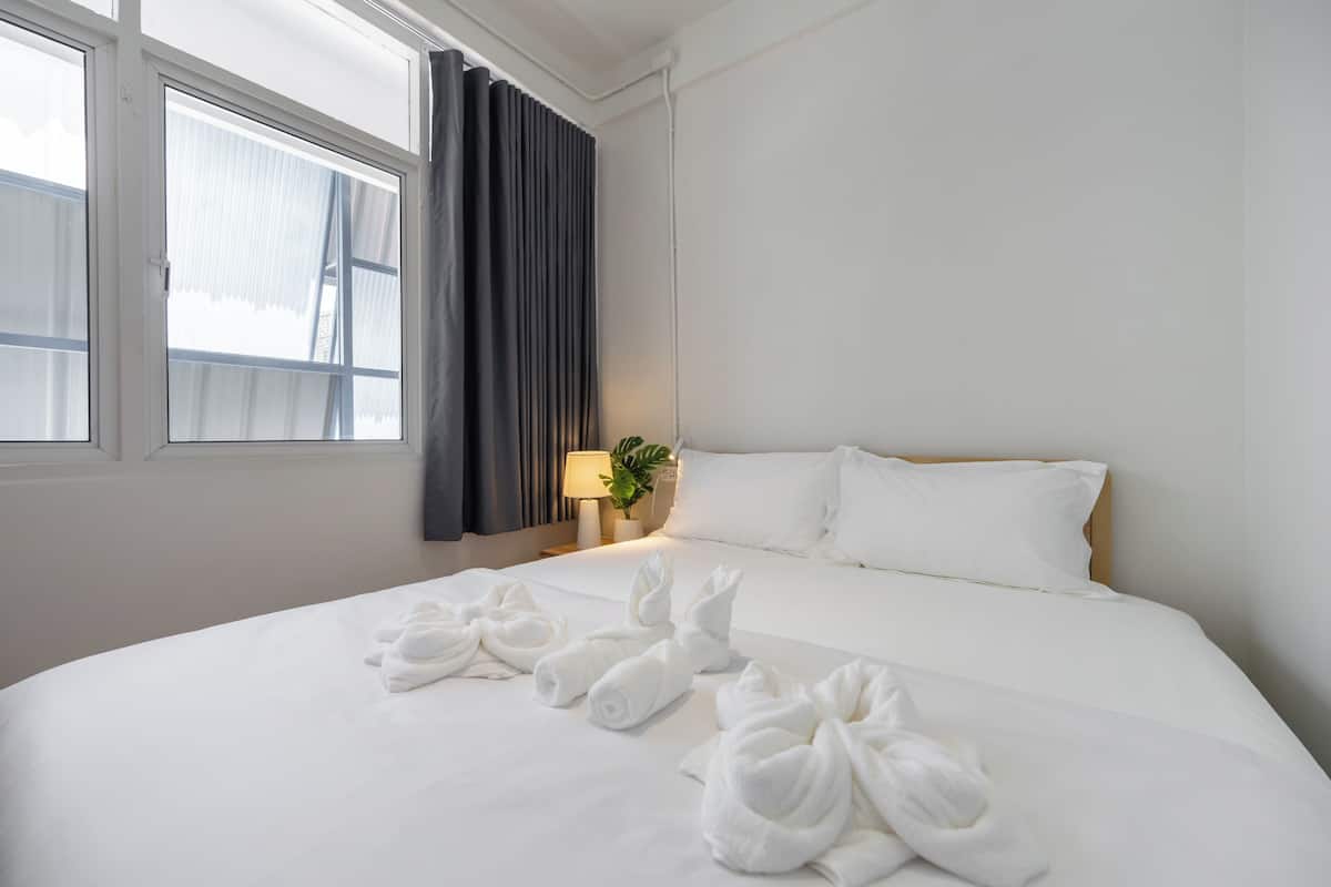 Standard King Bed with Window Shared Bathroom | Vue de la chambre