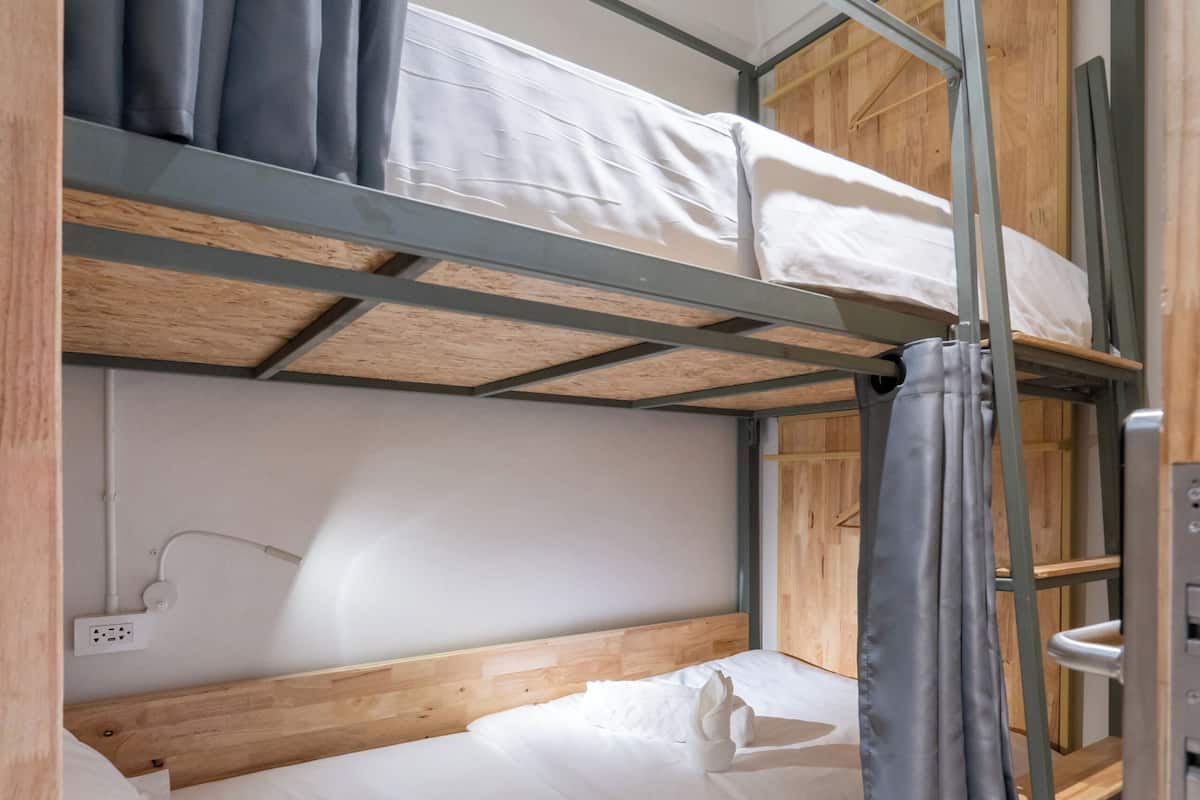 Single Bunk Bed with Shared Bathroom | Rideaux occultants, Wi-Fi gratuit, draps fournis