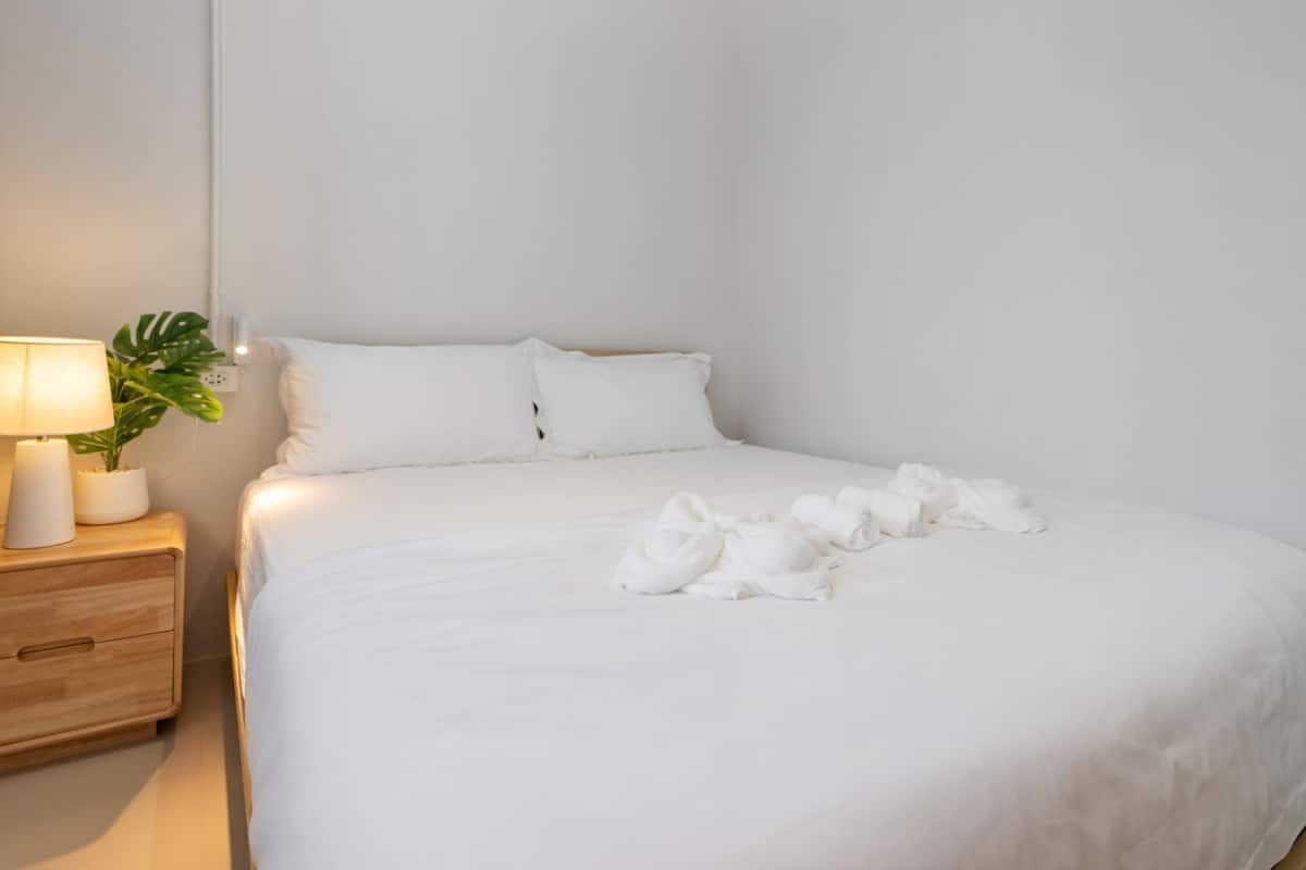 Standard room King Bed Shared Bathroom (No Windows) | Rideaux occultants, Wi-Fi gratuit, draps fournis