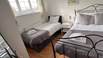 3 bedrooms, iron/ironing board, internet, bed sheets