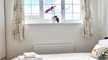 3 bedrooms, iron/ironing board, internet, bed sheets