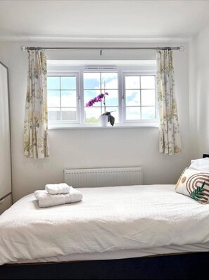 3 bedrooms, iron/ironing board, internet, bed sheets