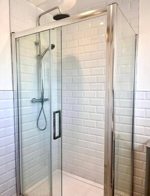 Ducha, secador de pelo y toallas