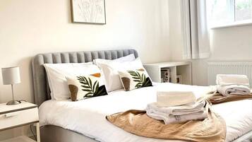 3 bedrooms, iron/ironing board, internet, bed sheets
