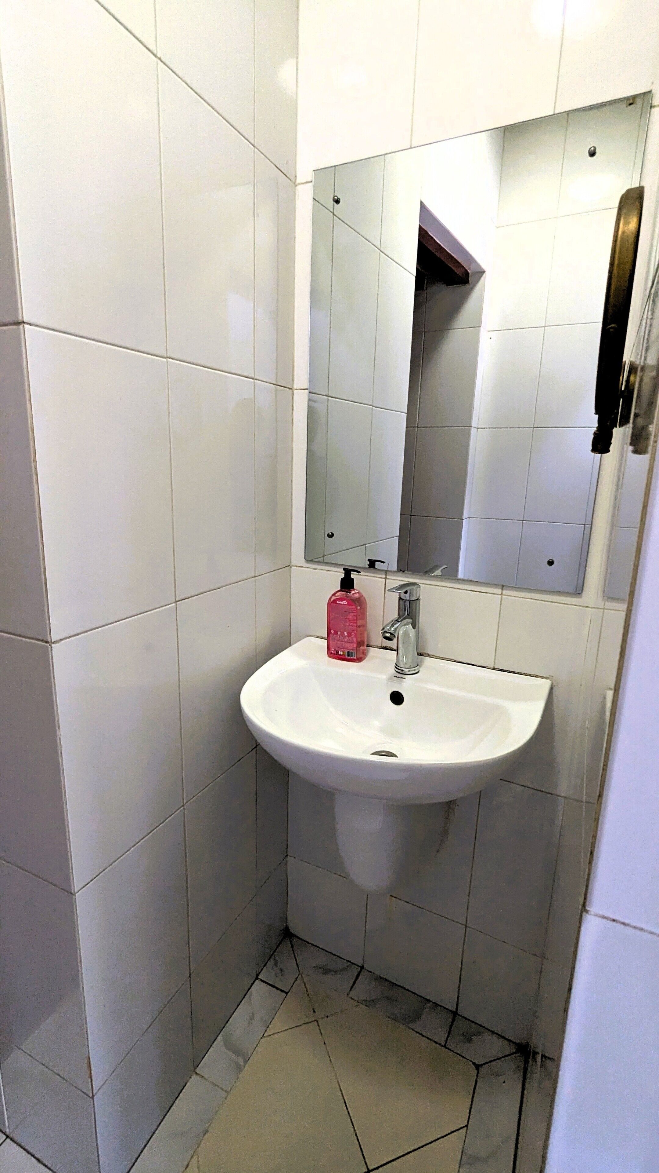 Douche, sèche-cheveux, serviettes fournies