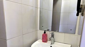 Douche, sĂšche-cheveux, serviettes fournies