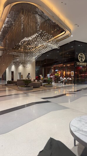Lobby - Luxurious 1-Bedroom Apartment with Private Pool in Huai Khwang (Huai Khwang)