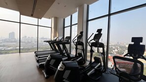 Fitness facility - Luxurious 1-Bedroom Apartment with Private Pool in Huai Khwang (Huai Khwang)